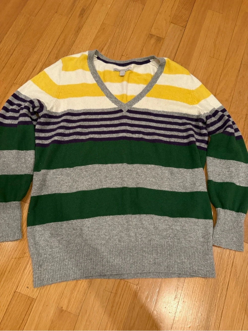 Old Navy V-Neck Sweater in Green, Gray, Yellow men large